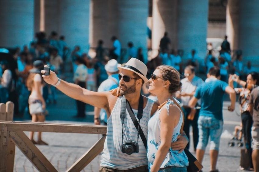 What Does a Tourist Look Like? 5 Tips to Not Look Like One